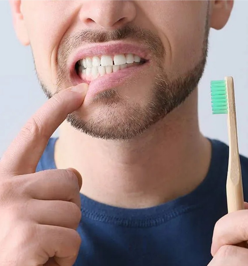 a man displaying gum pain